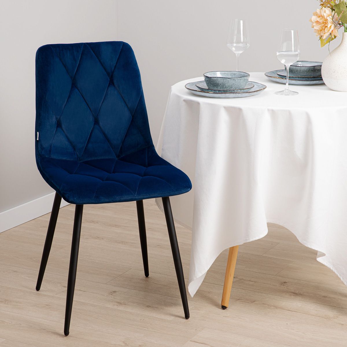 HILLEVI krēsls tumši zilā audumā 44x57x88 cm