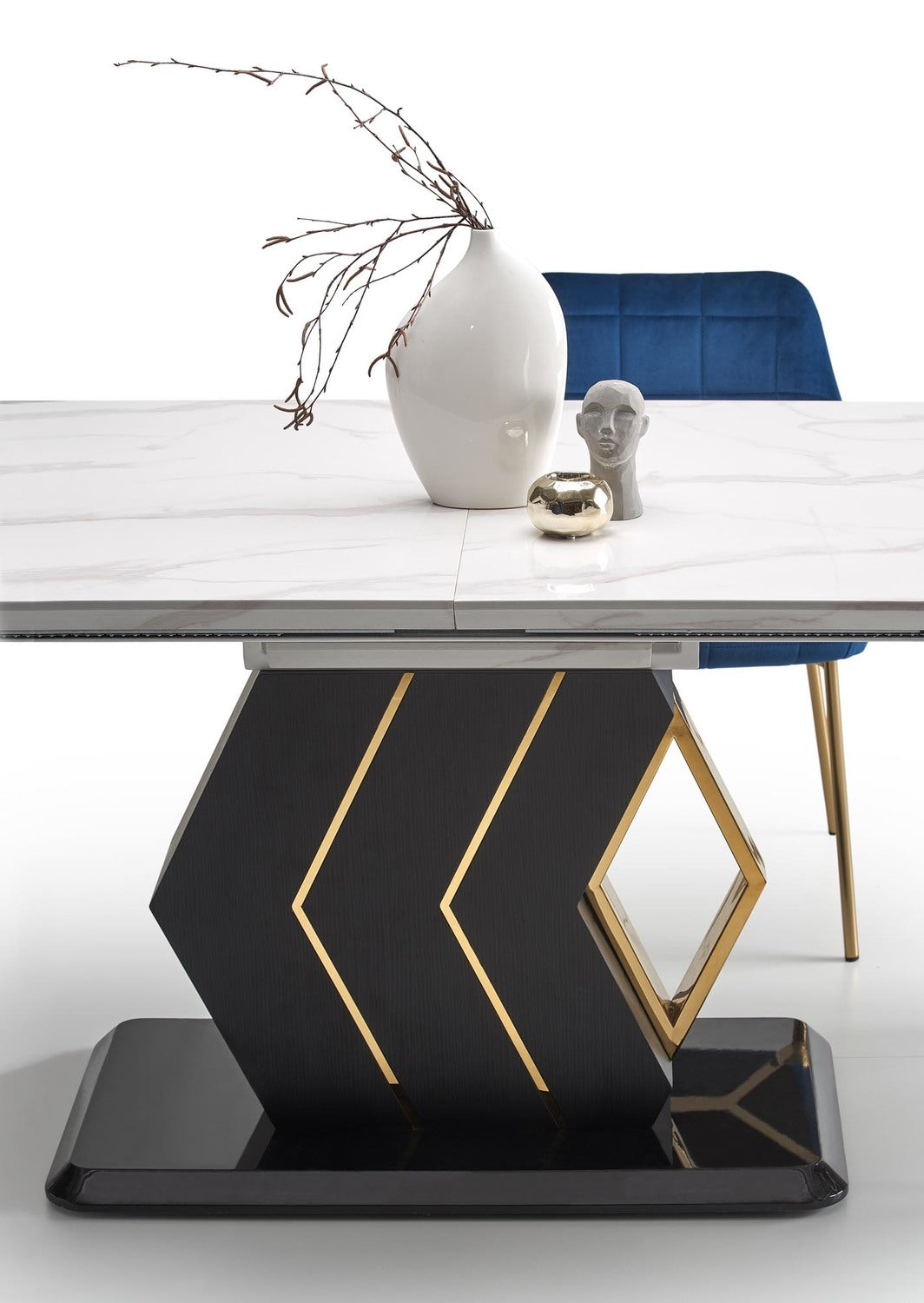 VN palīdzama galda virsma: baltā marmora, melna/zelta kāja