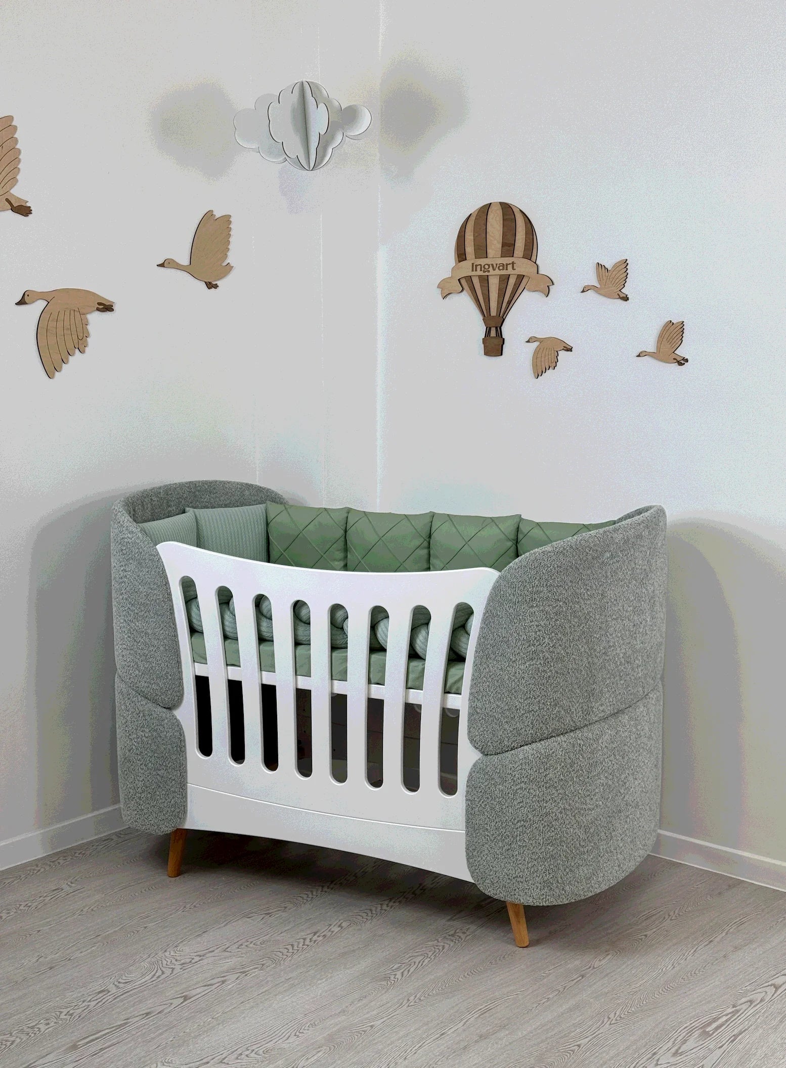 Ovāla bērnu gultiņa Transformers Fly Bed bukle 145/104/66 cm zaļa krāsa - N1 Home