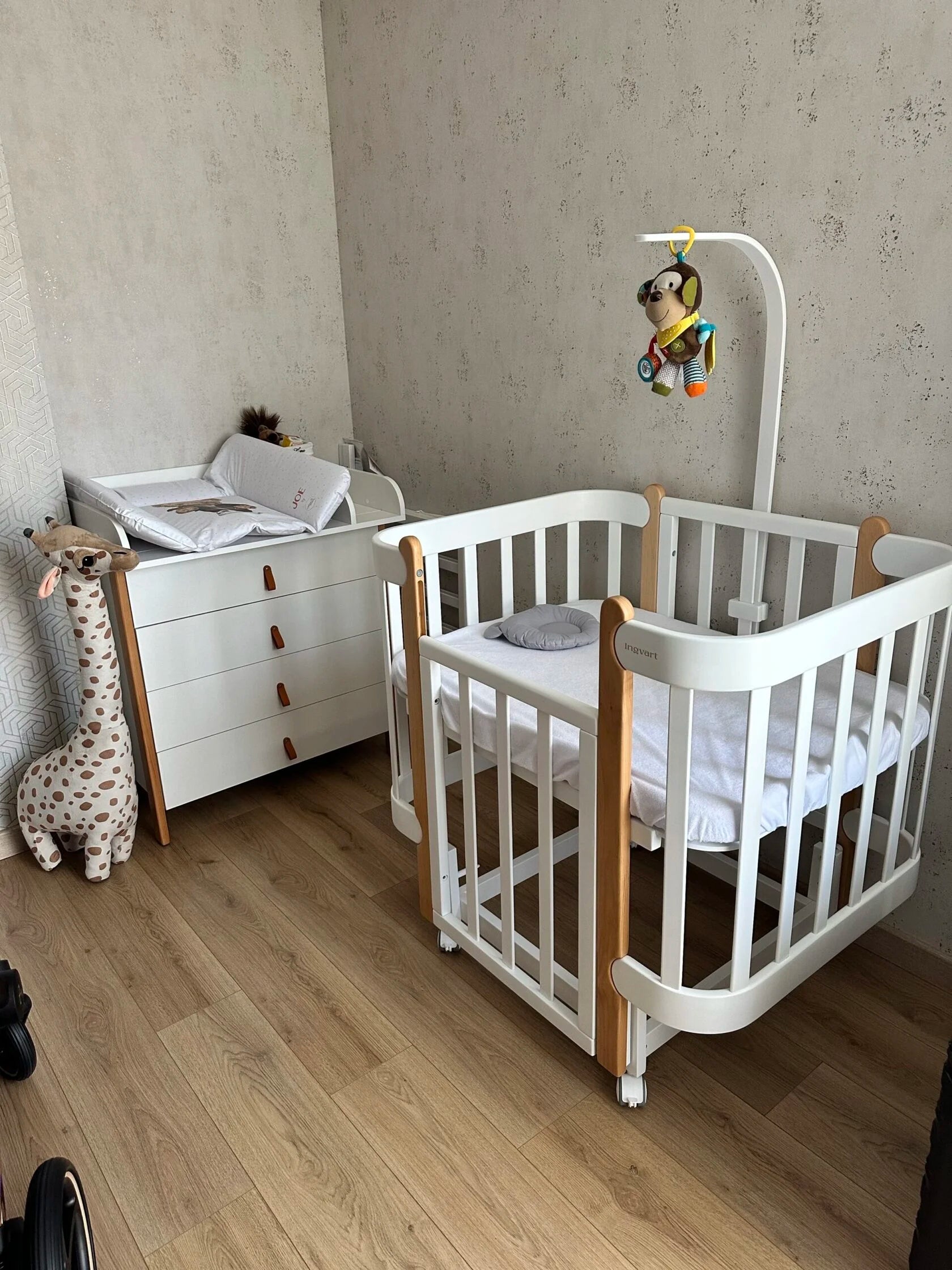 Ingvart Kumode ar Pārtinamo Galdiņu Scandi 82/80/50 cm White+Natural - N1 Home