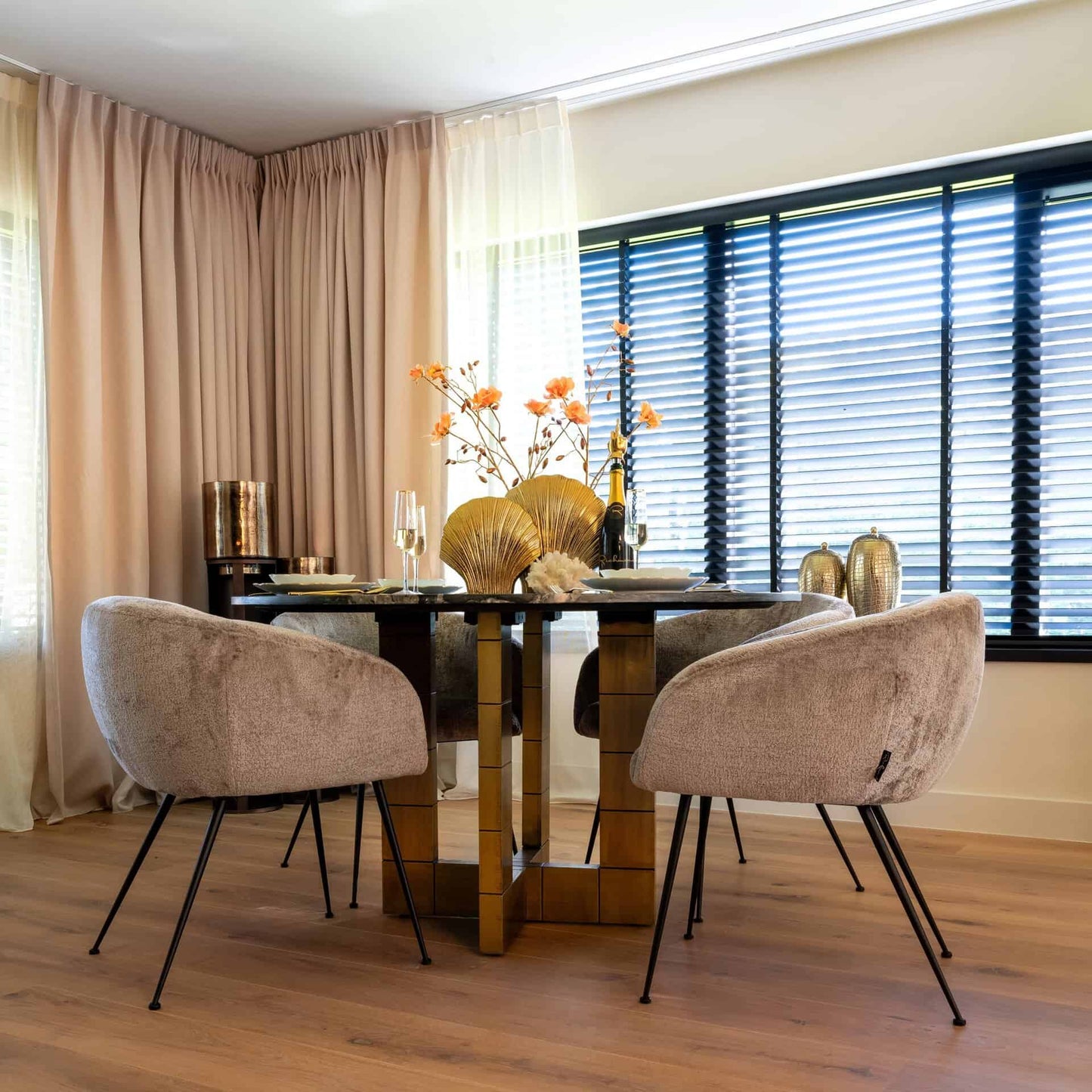 Galds Collada Richmond Interiors 130/76/130 cm melns/zelts