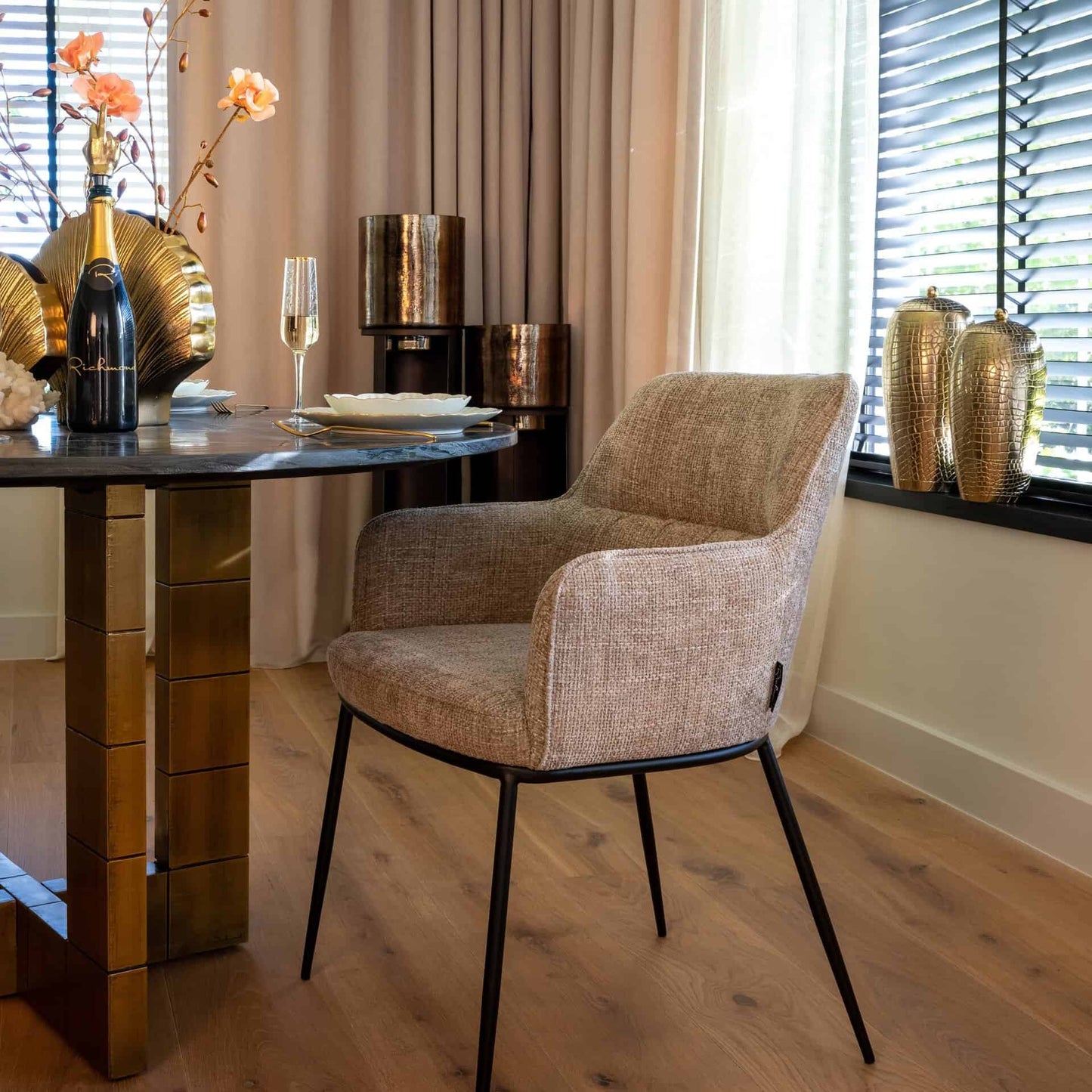 Galds Collada Richmond Interiors 130/76/130 cm melns/zelts