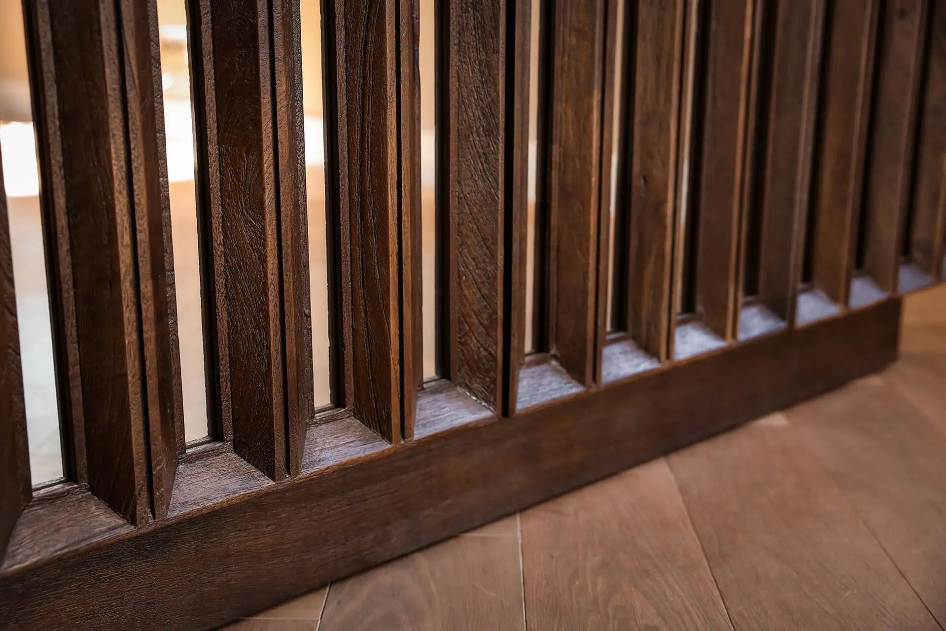 Kumode Bryant 4 durvju Richmond Interiors 81/162/43 cm brūns - N1 Home