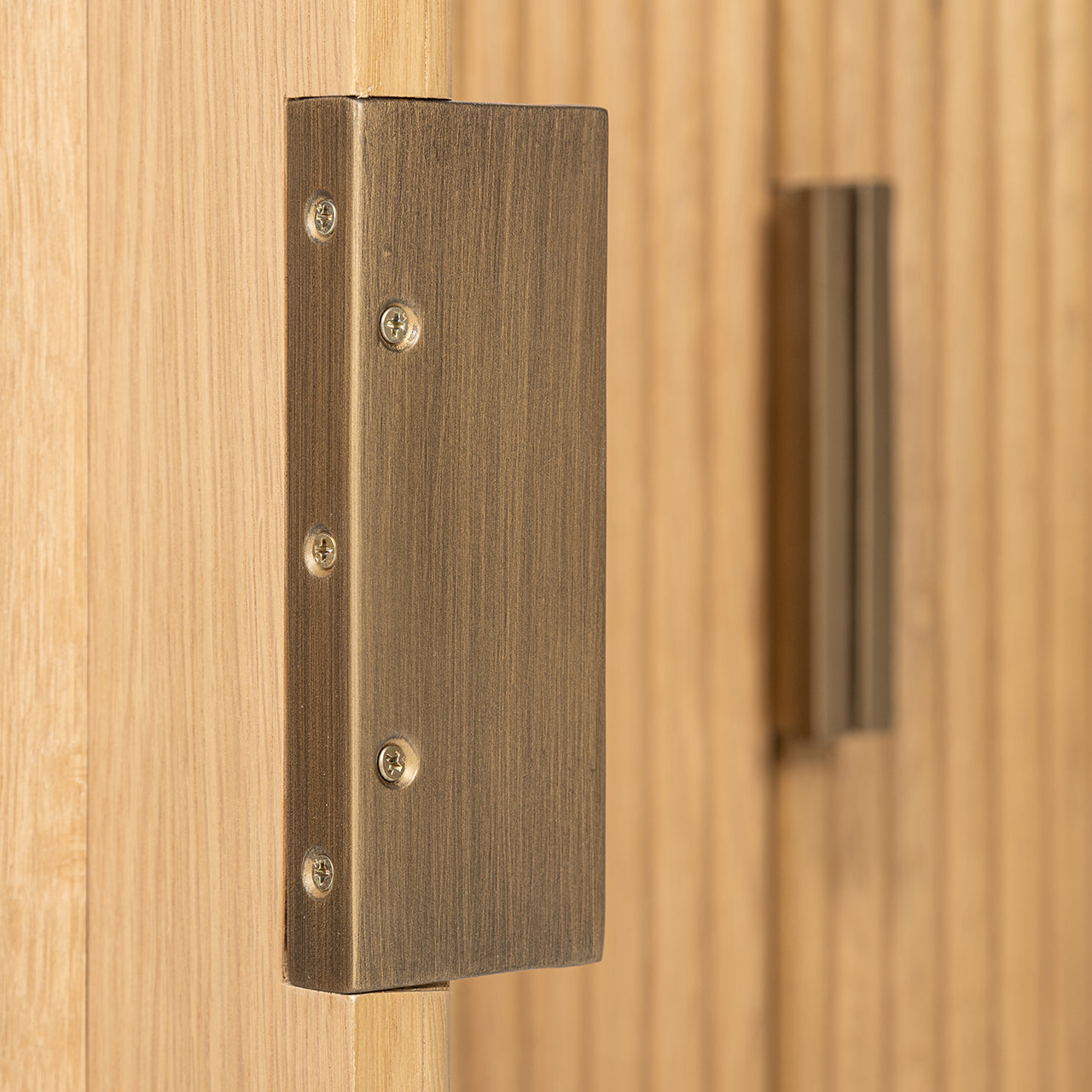 TV skapis Belfort ar 4 durvīm Richmond Interiors 56/185/45 cm dabīgs ozols - N1 Home