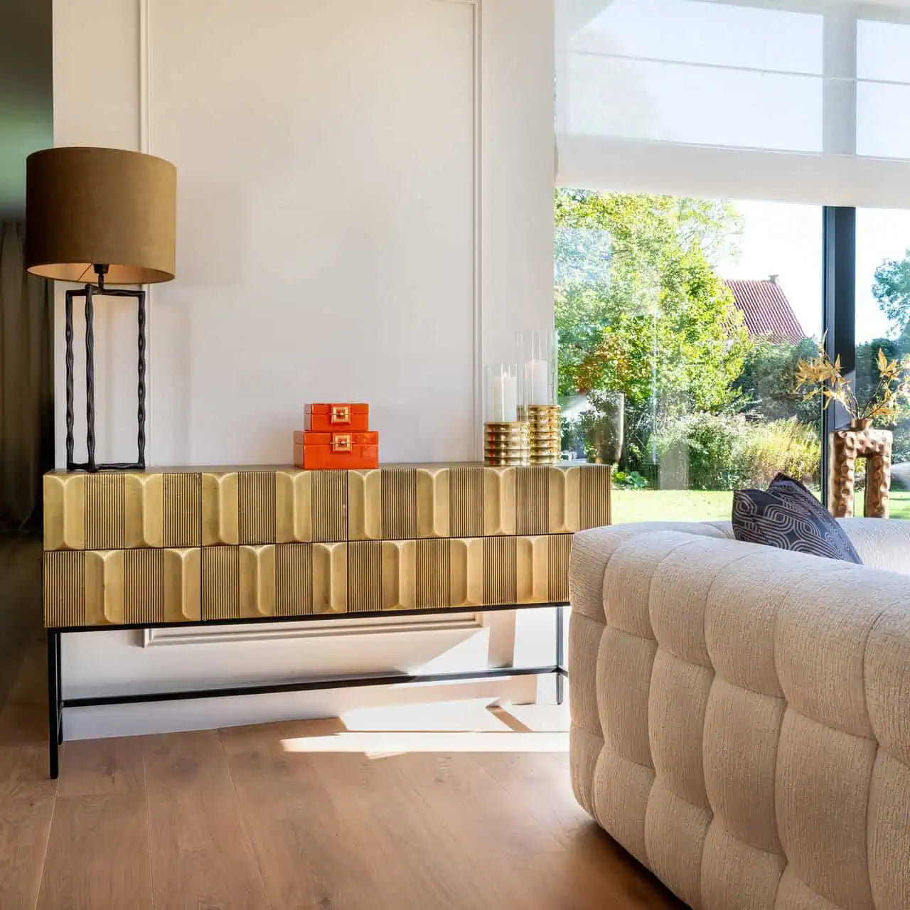 Kumode Jaxx 2 durvis 2 atvilktnes Richmond Interiors 81/160/40 cm melns/zelts - N1 Home