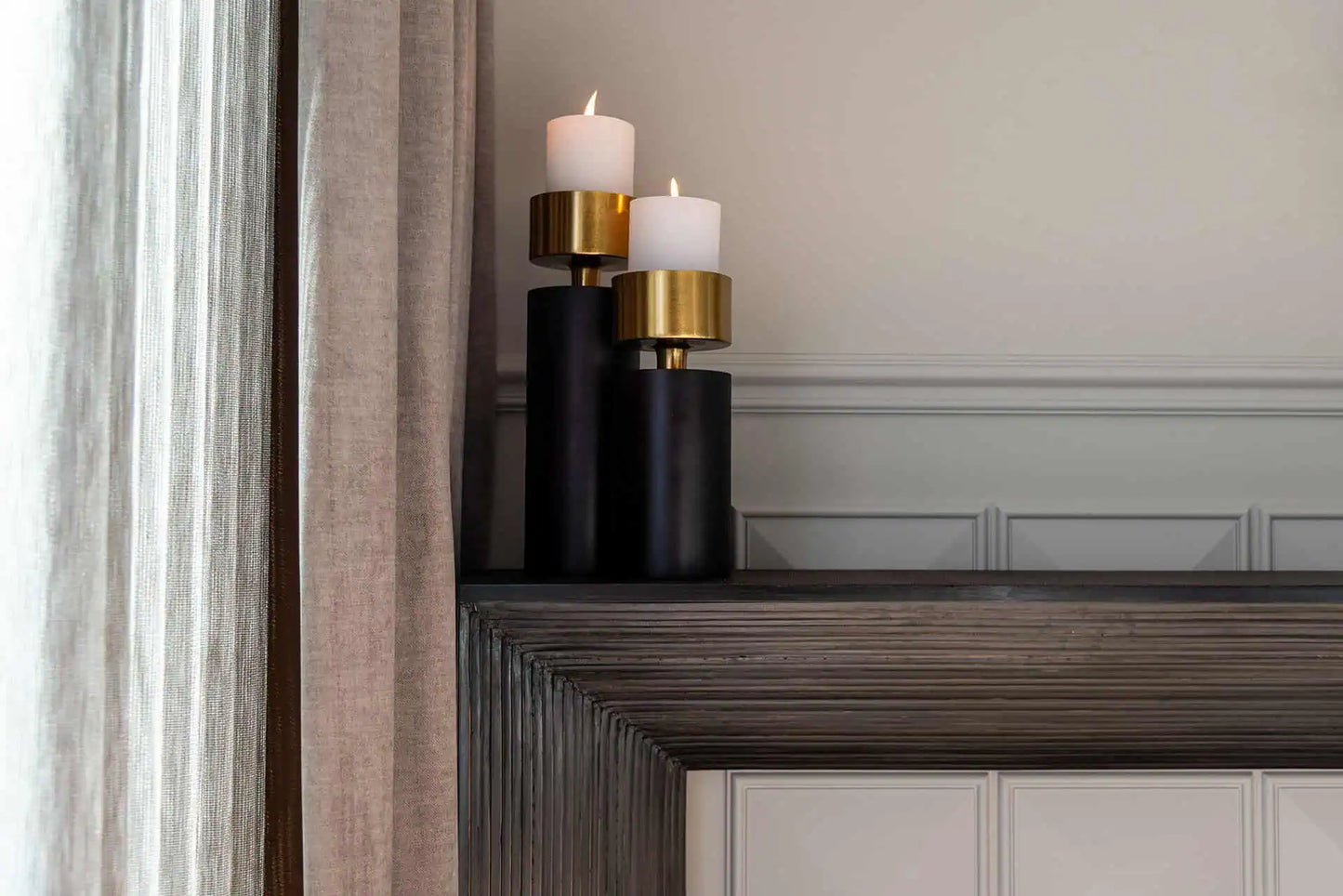 Konsole Gizen Richmond Interiors 81/160/35 cm melns/zelts - N1 Home