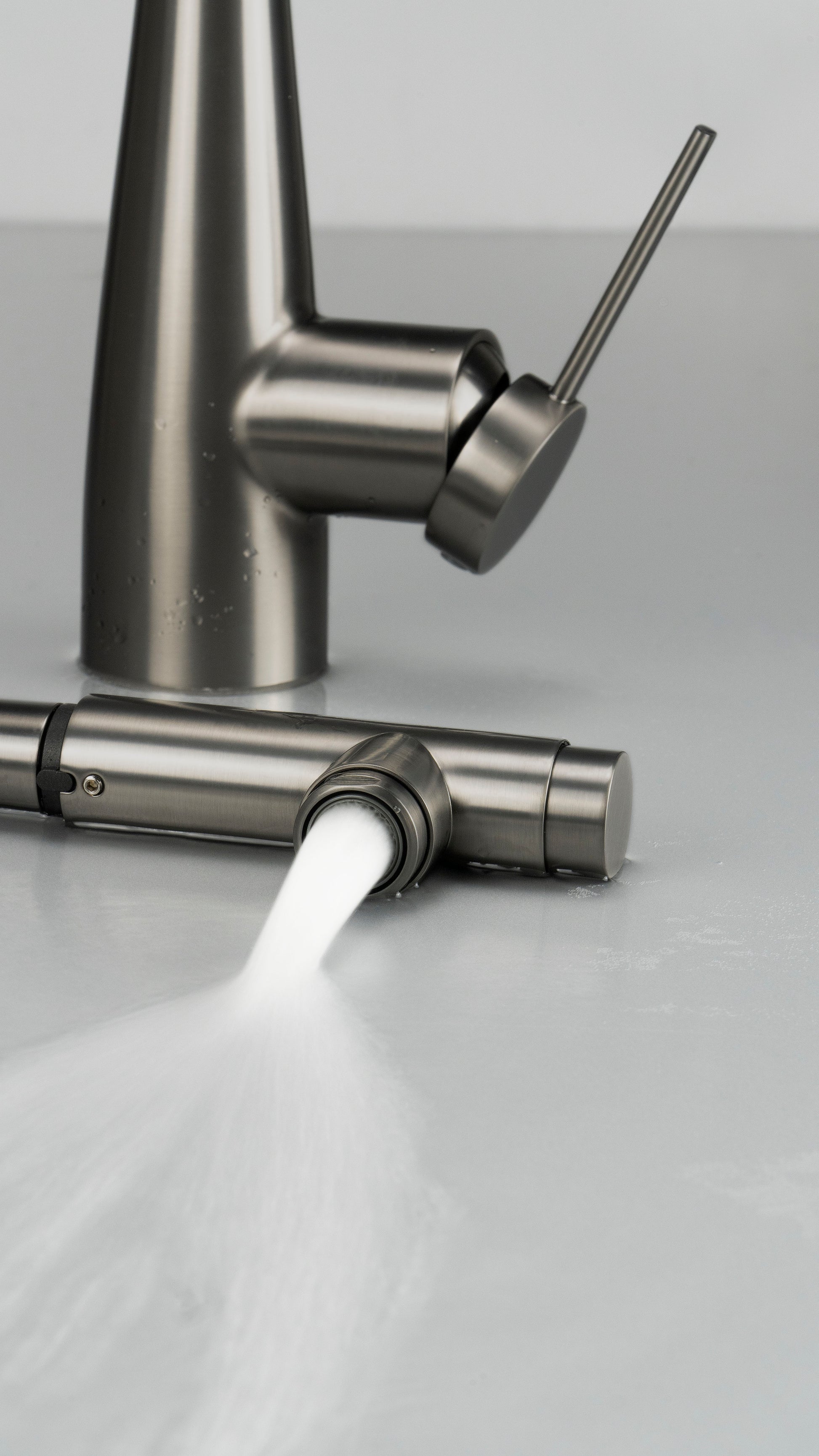 Virtuves jaucējkrāns ar ūdens filtra pieslēgumu un izvelkamu snīpi Eridan 33 cm nero - N1 Home