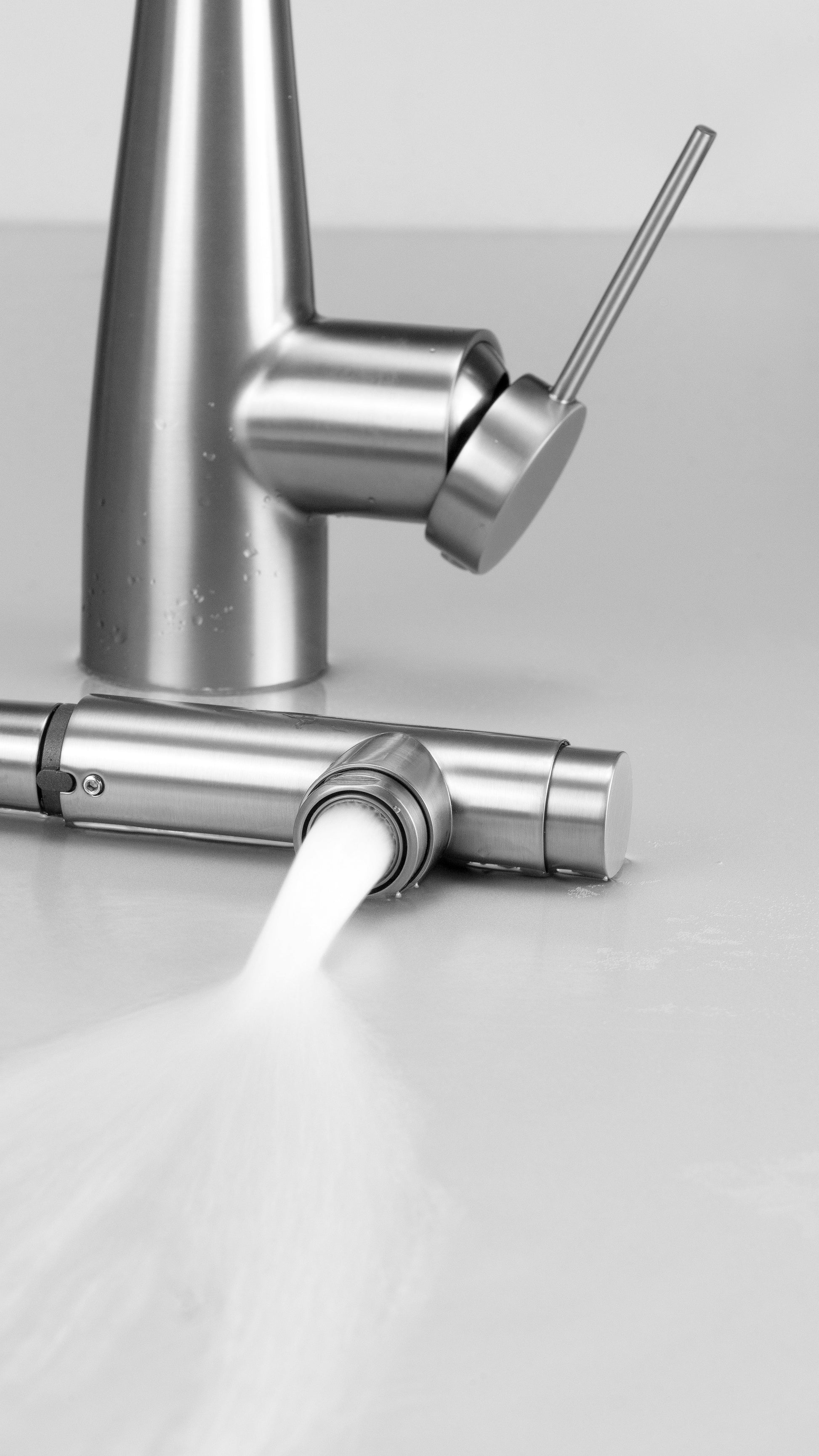 Virtuves jaucējkrāns ar ūdens filtra pieslēgumu un izvelkamu snīpi Eridan 33 cm matēts tērauds - N1 Home