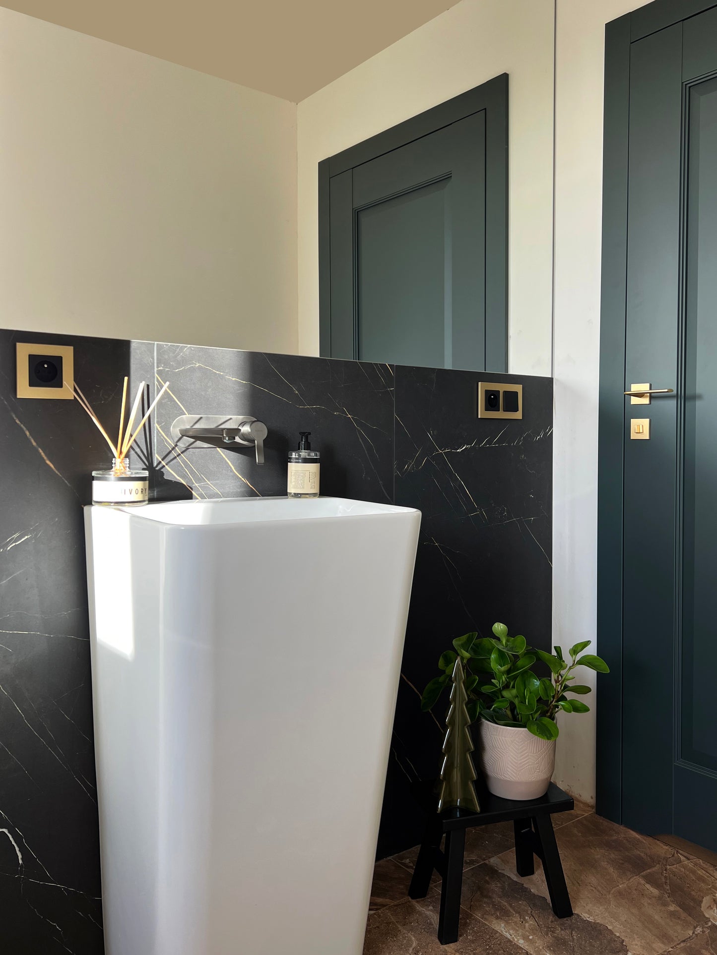 Iebūvēts izlietnes maisītājs Arnika 252 mm titanium - N1 Home