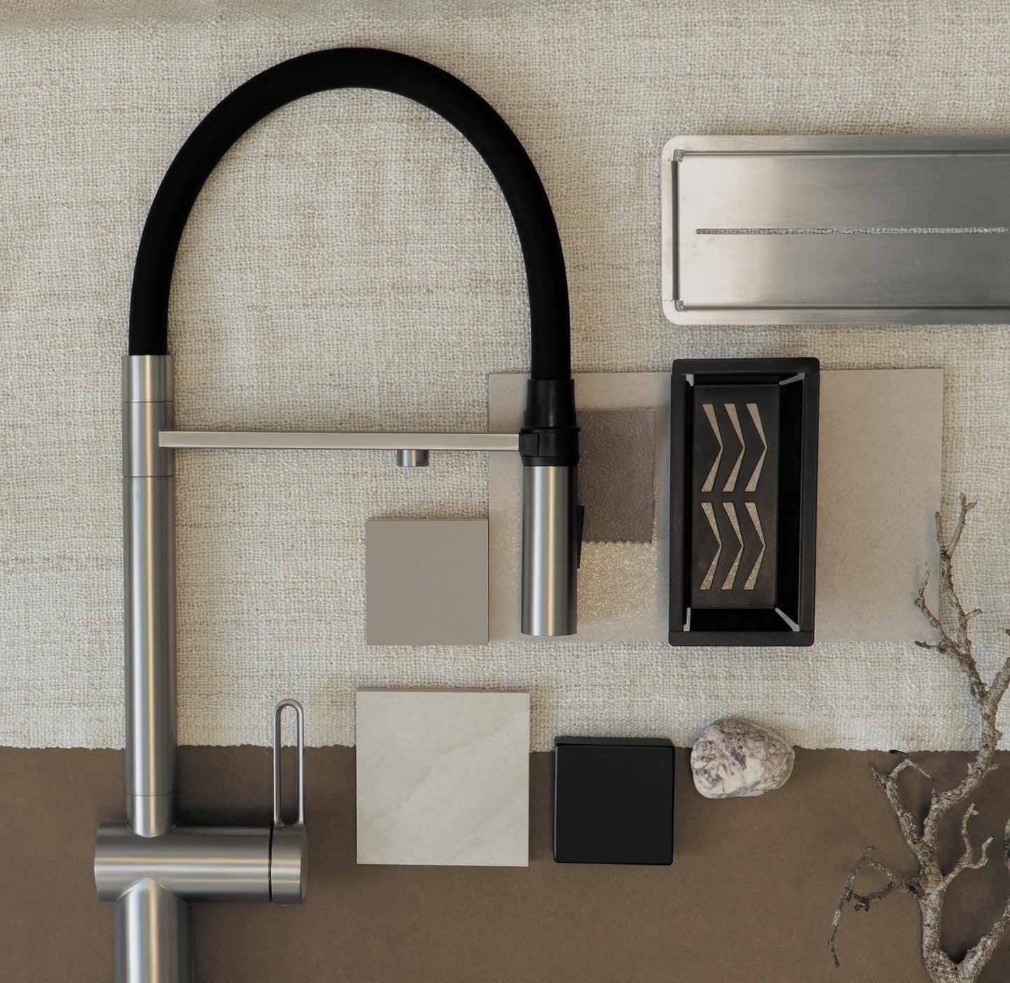 Virtuves jaucējkrāns ar ūdens filtra pieslēgumu un elastīgu snīpi Magnetic 549 mm matēts zelts - N1 Home