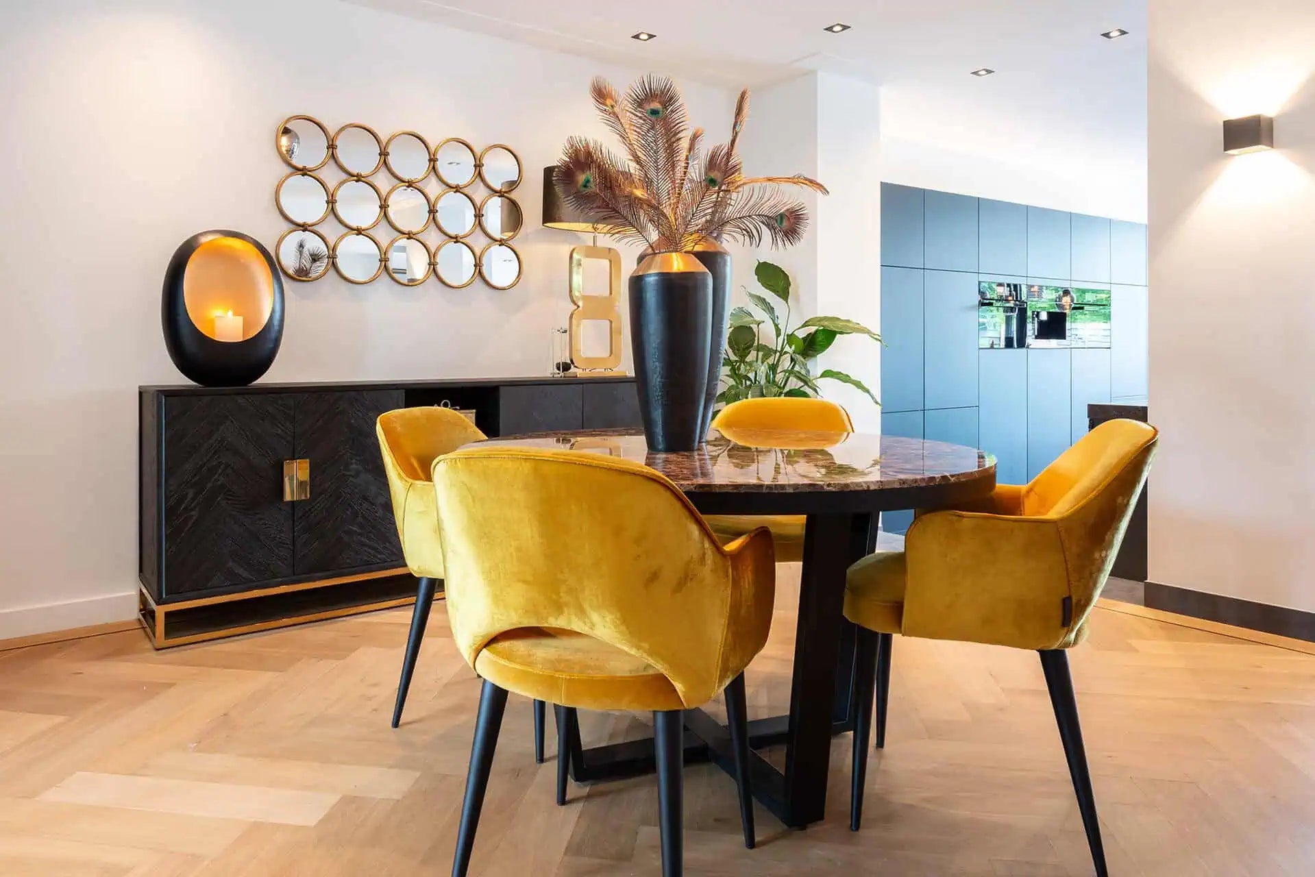 Kumode Blackbone zelta krāsā ar 4 durvīm Richmond Interiors 90/225/45 cm melna rustikāla - N1 Home