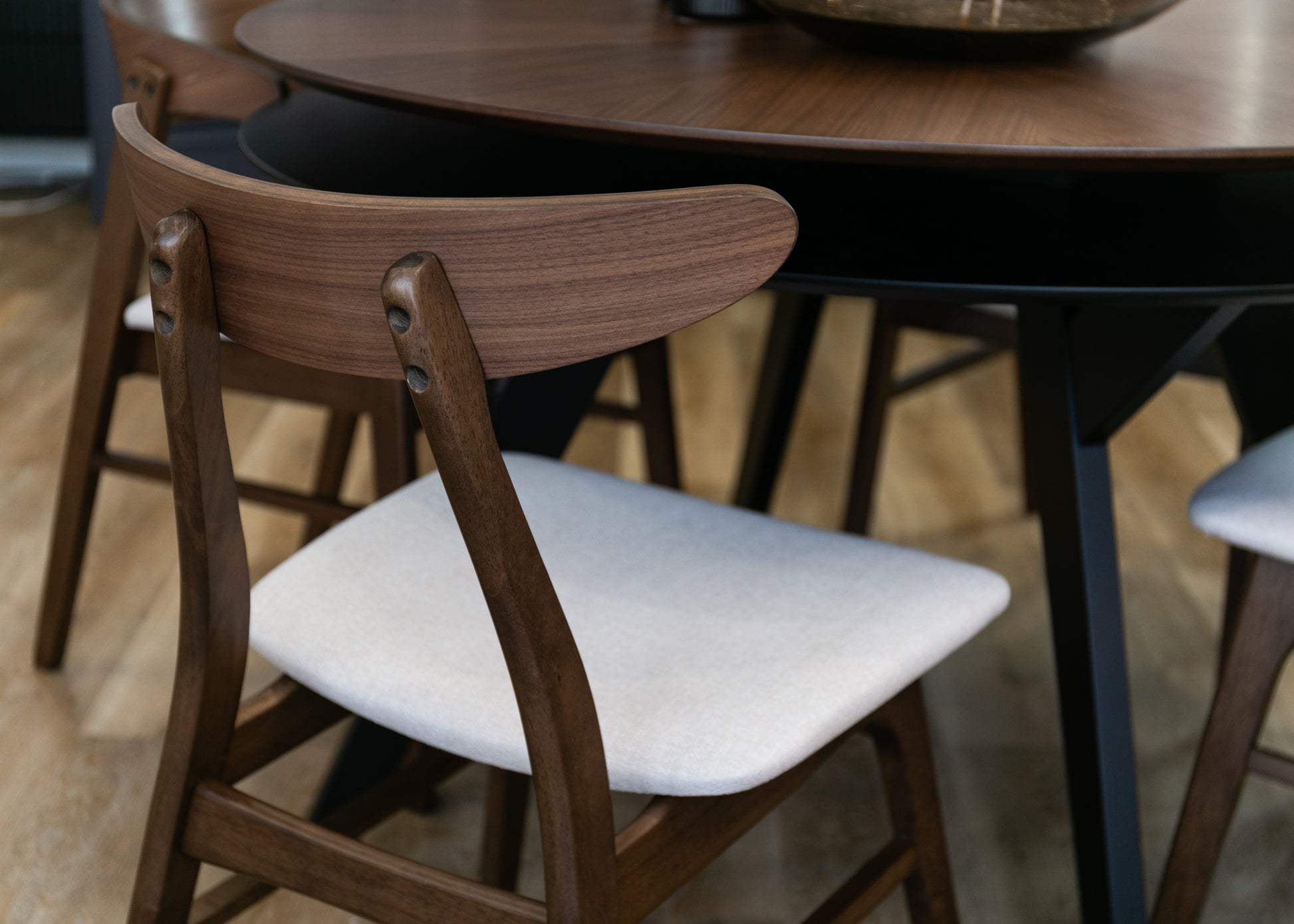 Krēsls Gudli 77/49/52 cm rieksts/bēšs - N1 Home