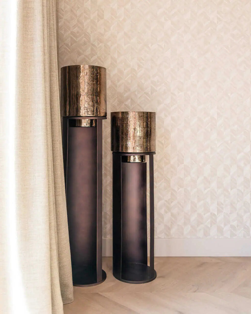 Svečturis Dane small Richmond Interiors 93/26,5/26,5 cm melns/zelts - N1 Home