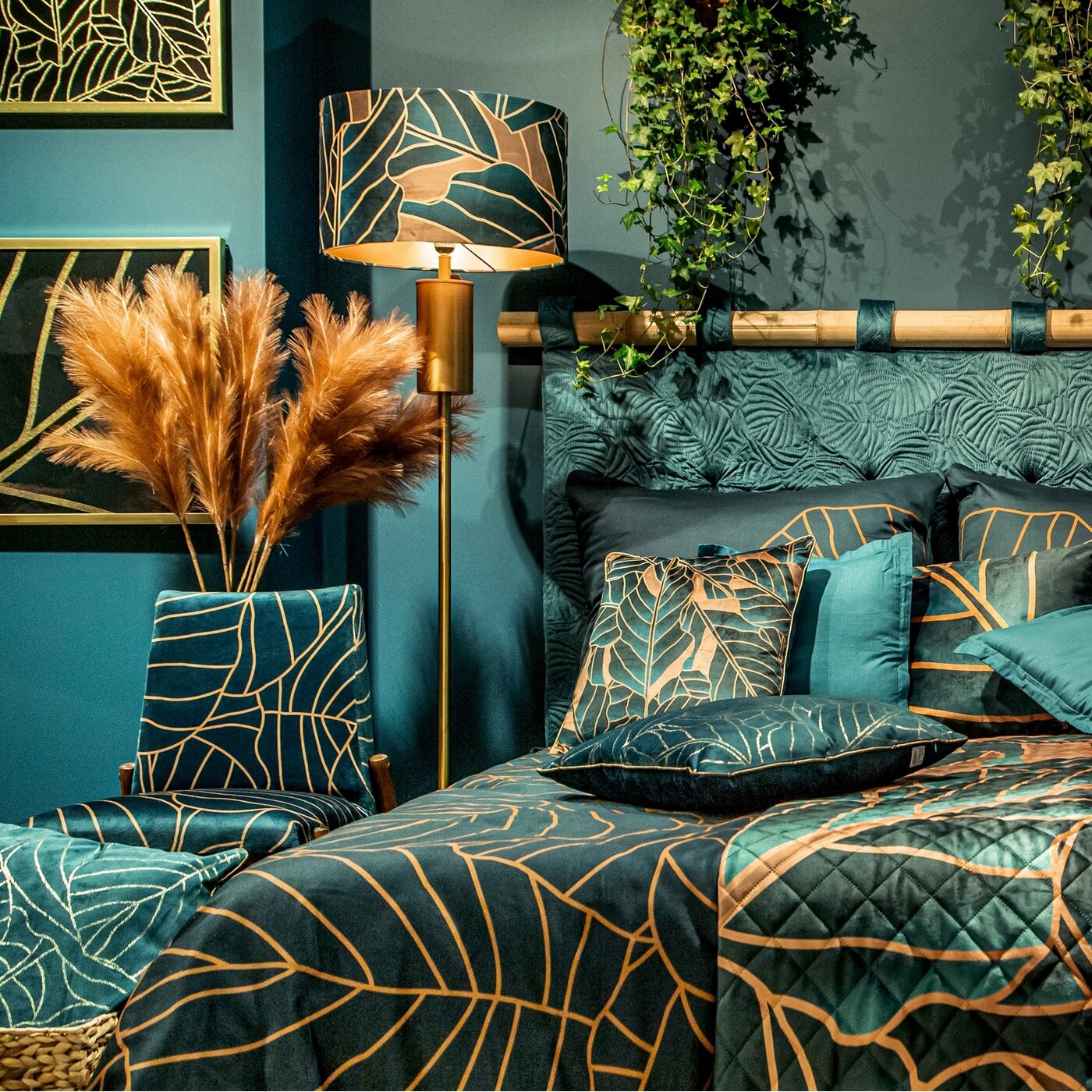 LIMITED COLLECTION LILI 2 gultasveļa no kokvilnas makozatīna ar lielu botānisku lapu rakstu DEPTH OF GREEN - N1 Home